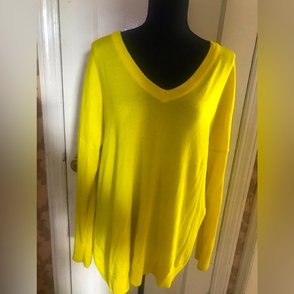 Woman’s Sweater - Picture 1 of 3